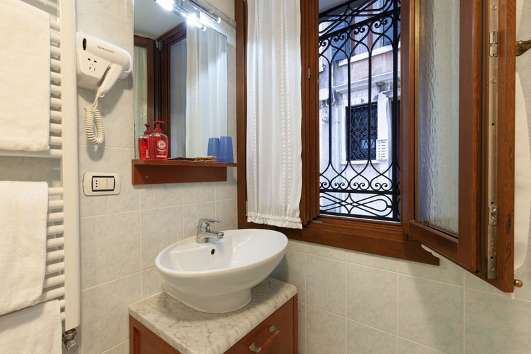 Bathroom 5, Casa del Melograno, Venezia