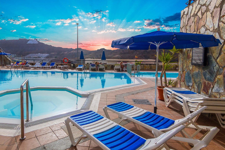 Sport & Beauty 5, Comfortable modern house, in a complex with a swimming pool, Las Palmas