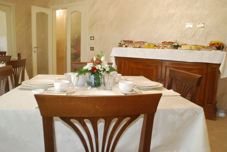 Food & Drinks 3, Daphnae House, Agrigento