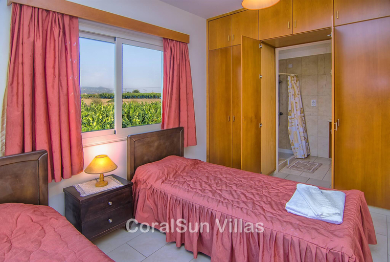 Bedroom 2, Amazing Pool, Complete Privacy, Amenities and Beach nearby