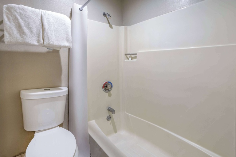 Bathroom 4, Days Inn by Wyndham Pleasant Prairie Kenosha, Kenosha