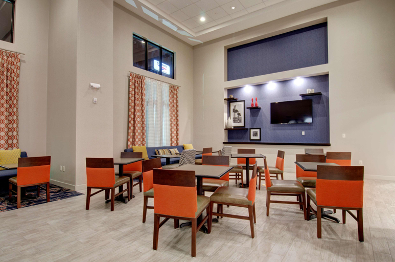 Food & Drinks 5, Hampton Inn & Suites Springfield Downtown, Hampden