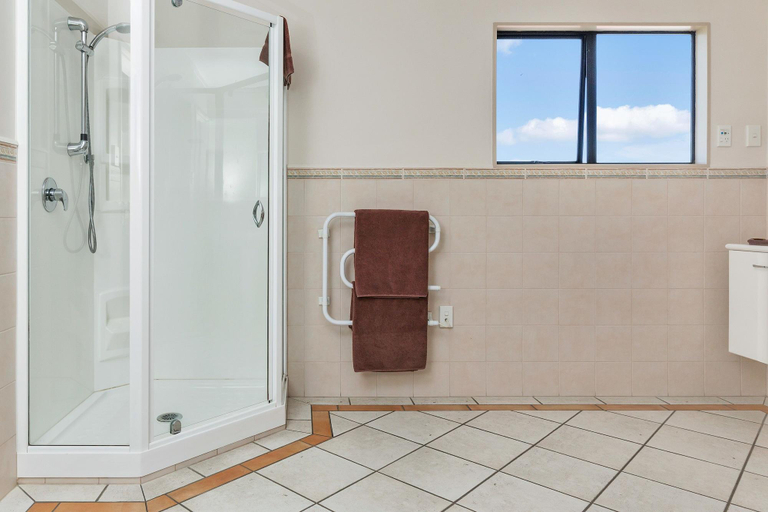 Bathroom 4, Kingswood Manor Motel, Whangarei