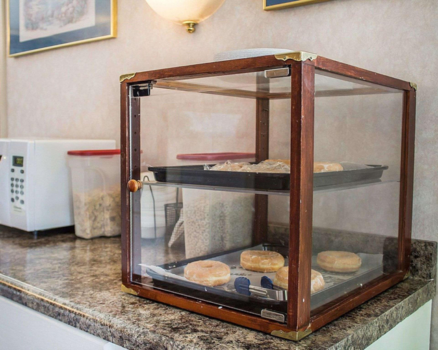 Bathroom 4, Rodeway Inn Findlay University Area, Hancock