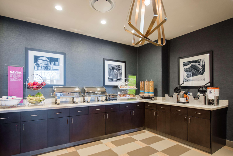 Food & Drinks 5, Hampton Inn & Suites Washington DC-Navy Yard, Washington D.C.