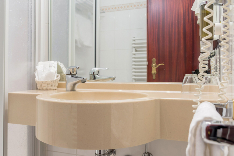 Bathroom 4, Central Hotel, Freiburg im Breisgau