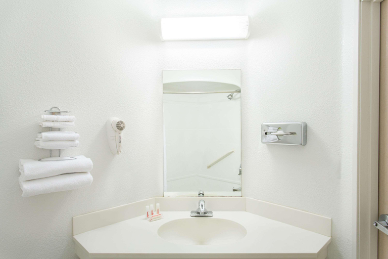 Bathroom 4, Quality Inn Yuba City, Sutter