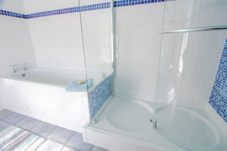 Bathroom 4, Berry Hall - Porty Eynon, Swansea