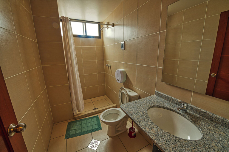 Bathroom, Iskay Boutique Hostel, Pedro Domingo Murillo