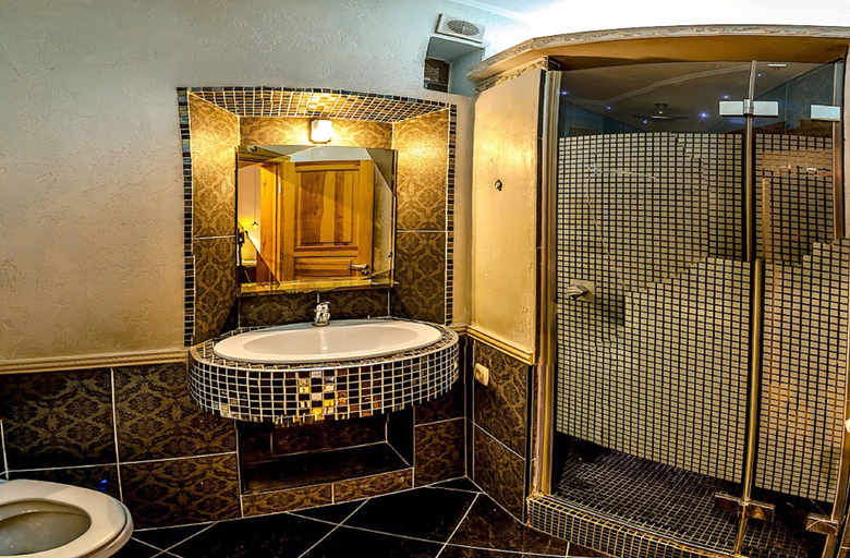 Bathroom 2, Balcony Apartment near Deribasovskaya, Odes'ka