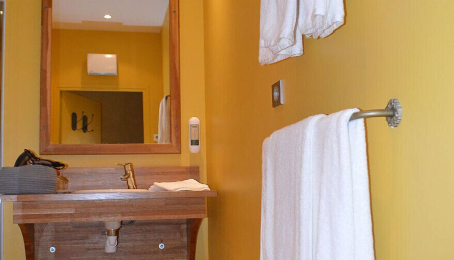 Bathroom 5, Le Clos Margot, Marne