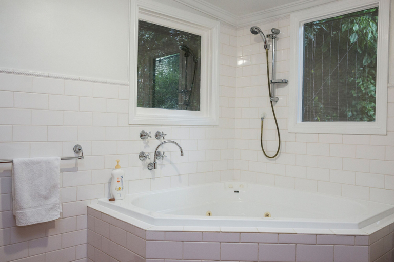 Bathroom, Wishing Well Cottage, Clare and Gilbert Valleys