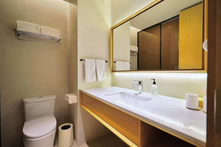 Bathroom 4, JI Hotel Shanghai Hongqiao Yan'an Xi Road, Shanghai
