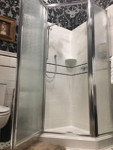 Bathroom 4, BarDew Valley Inn, Washington