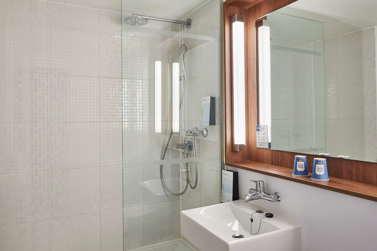 Bathroom 4, Kyriad Brie Comte Robert, Seine-et-Marne