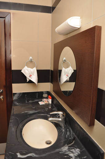 Bathroom, Mardezok Hotel, Oshimili South