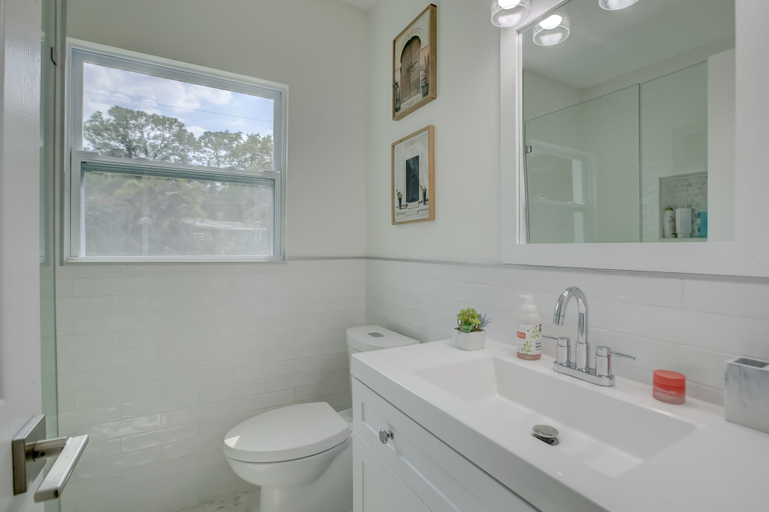 Bathroom 4, Madrina's Cozy 3BR-1BA Spacious Backyard, Broward
