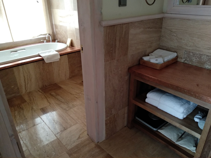 Bathroom 3, Songtsam Linka Bomi, Nyingtri