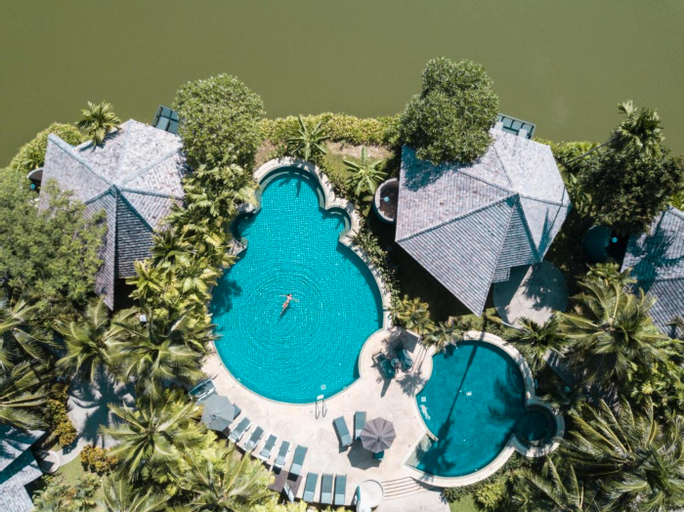 Exterior & Views 18
