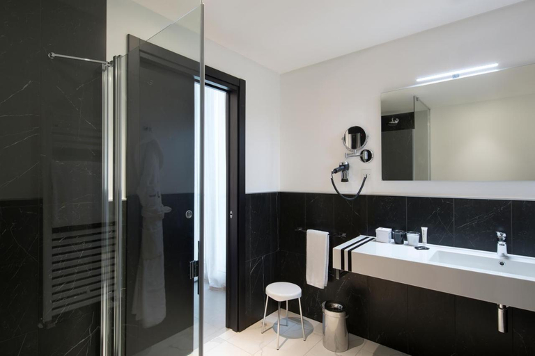 Bathroom 4, J Hotel, Torino