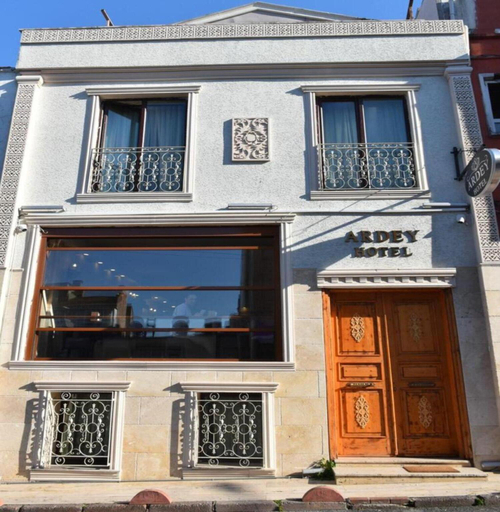 Exterior & Views