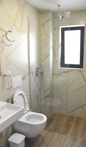 Bathroom 3, Hotel Paja, Sarandës