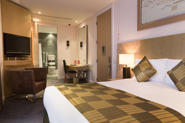 Bedroom 4, Park Plaza Cardiff, Cardiff