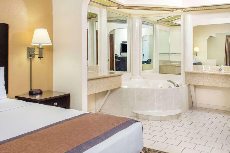 Bathroom 4, Quality Inn & Suites Monticello Ar, Drew