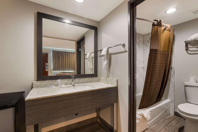 Bathroom 5, Rodeway Inn San Bernardino - Colton, San Bernardino