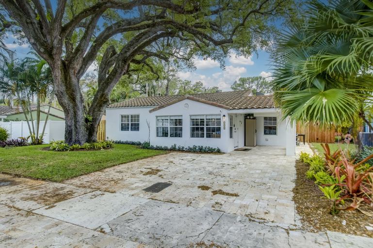 Exterior & Views 2, Madrina's Cozy 3BR-1BA Spacious Backyard, Broward