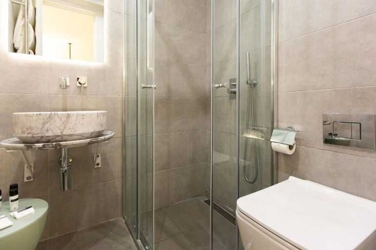 Bathroom 3, De la Valette