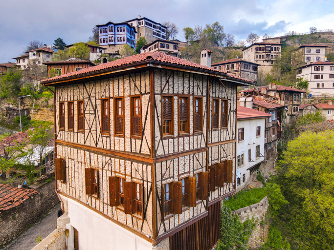 Exterior & Views