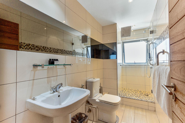 Bathroom 2, Three Bedroom Apartment - fully furnished with balcony, City of Cape Town
