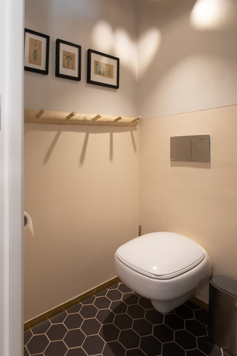 Bathroom 5, Vintage Eclectic Loft by Sea N' Rent