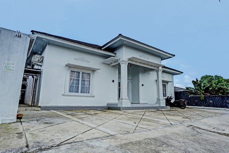 Exterior & Views 2, OYO 92990 Nena Kostel Syariah, Padang
