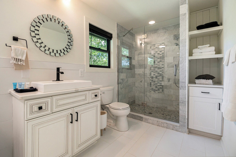 Bathroom 3, Tranquille Resort, Towns