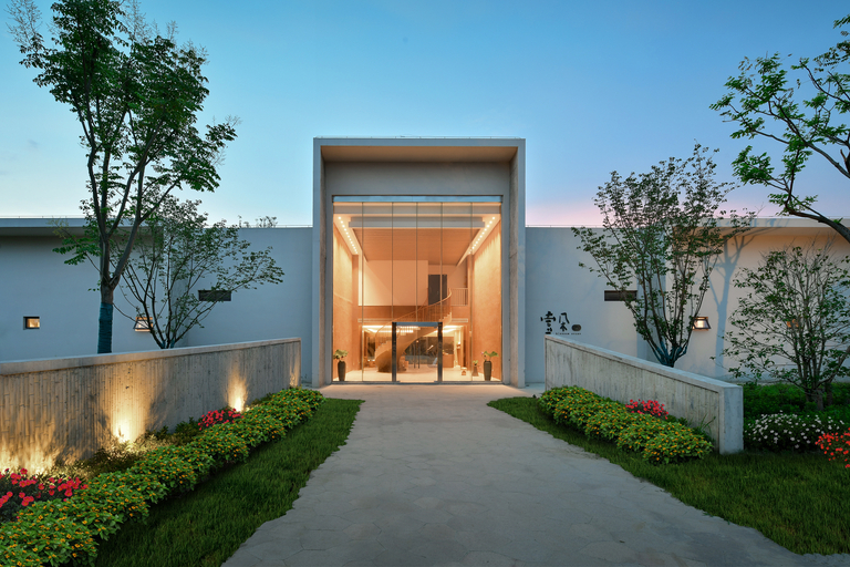 Exterior & Views