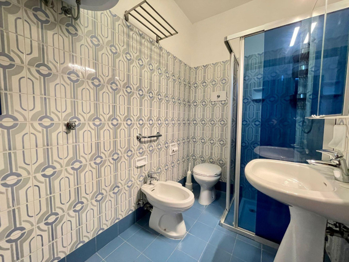 Bathroom 3, Cozy studio with swimming pool and balcony- By Beahost Rentals, Venezia