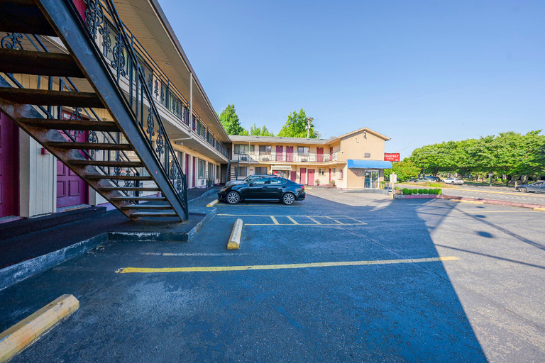 Exterior & Views 2, Broadway Inn, Multnomah