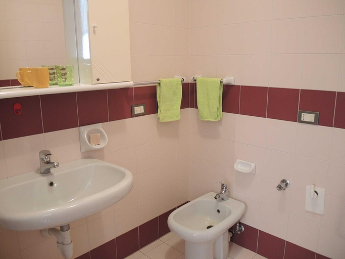 Bathroom 3, One-Bedroom flat in residence with swimming pool close to Bibione Thermae, Venezia