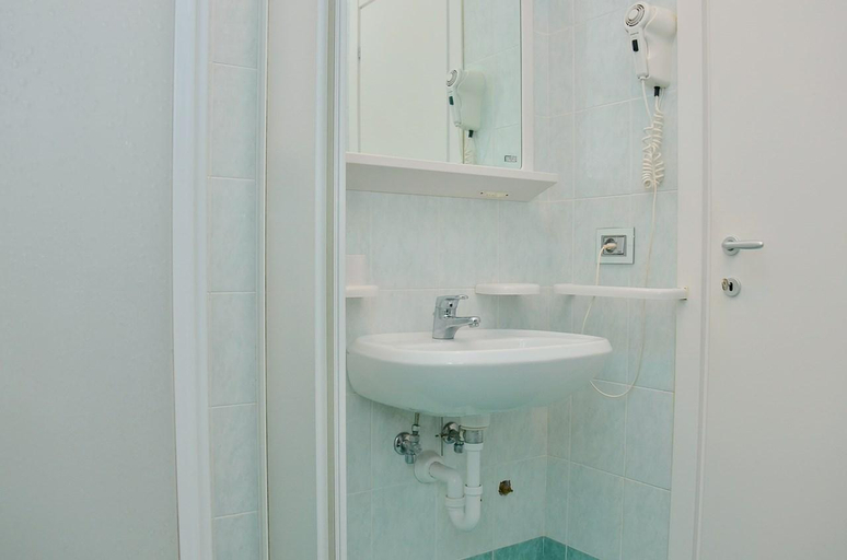 Bathroom, Apartment with private garden next to the beach - By Beahost Rentals, Venezia