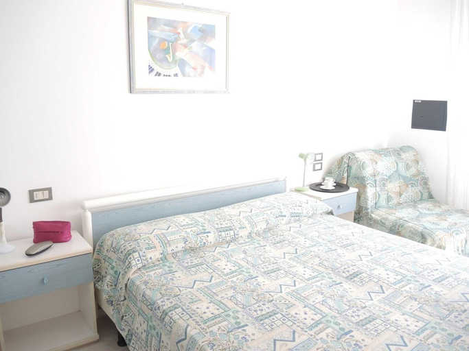 Bedroom 2, One-Bedroom flat in residence with swimming pool close to Bibione Thermae, Venezia