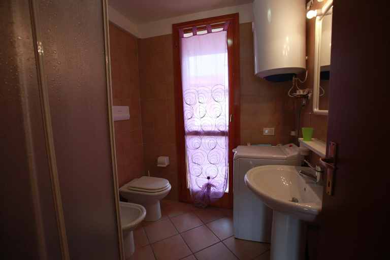 Bathroom 2, Beautiful villa with private garden and porch by Beahost Rentals, Rovigo