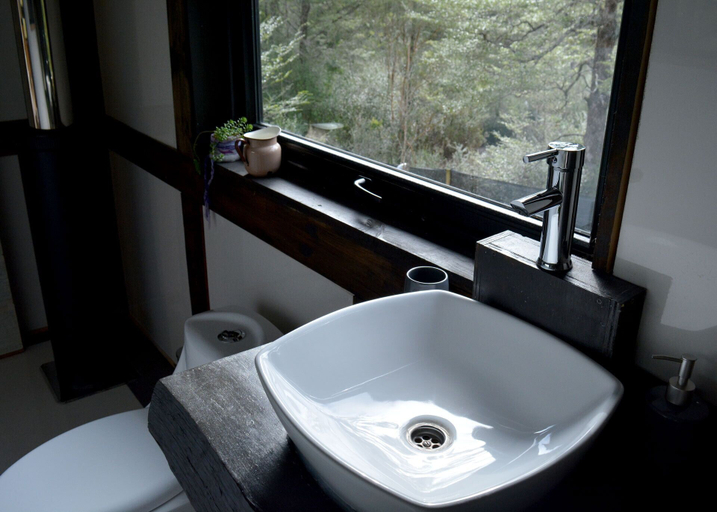 Bathroom 3, La Colmena Eco Lodge, Llanquihue