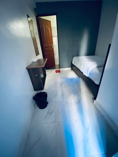 Bedroom 5, Dad's Place, Mathira