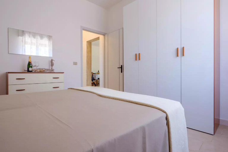 Others 5, Punta Prosciutto Sea View Facing the Sea With Air Conditioning, Parking And Wi-Fi, Lecce