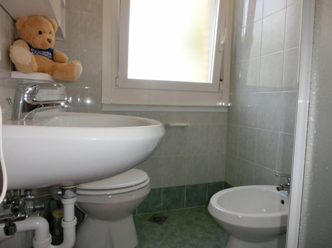Bathroom 2, Four-Bedroom Apartment surrounded by nature and near the beach, Venezia