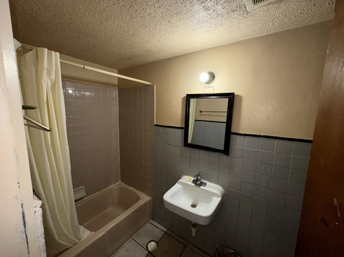 Bathroom 4, Crestview Motel Inc, Tazewell