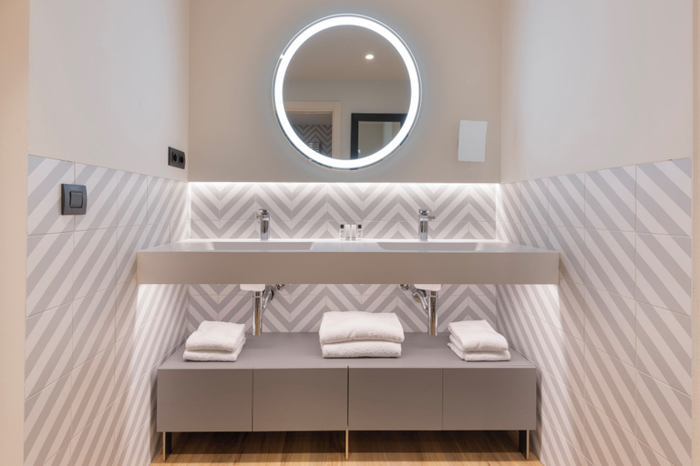 Bathroom 5, Suites Plaza Hotel & Wellness