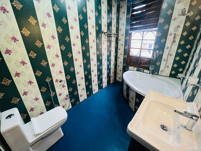 Bathroom 2, Floating Luxury Group Of Houseboats, Srinagar